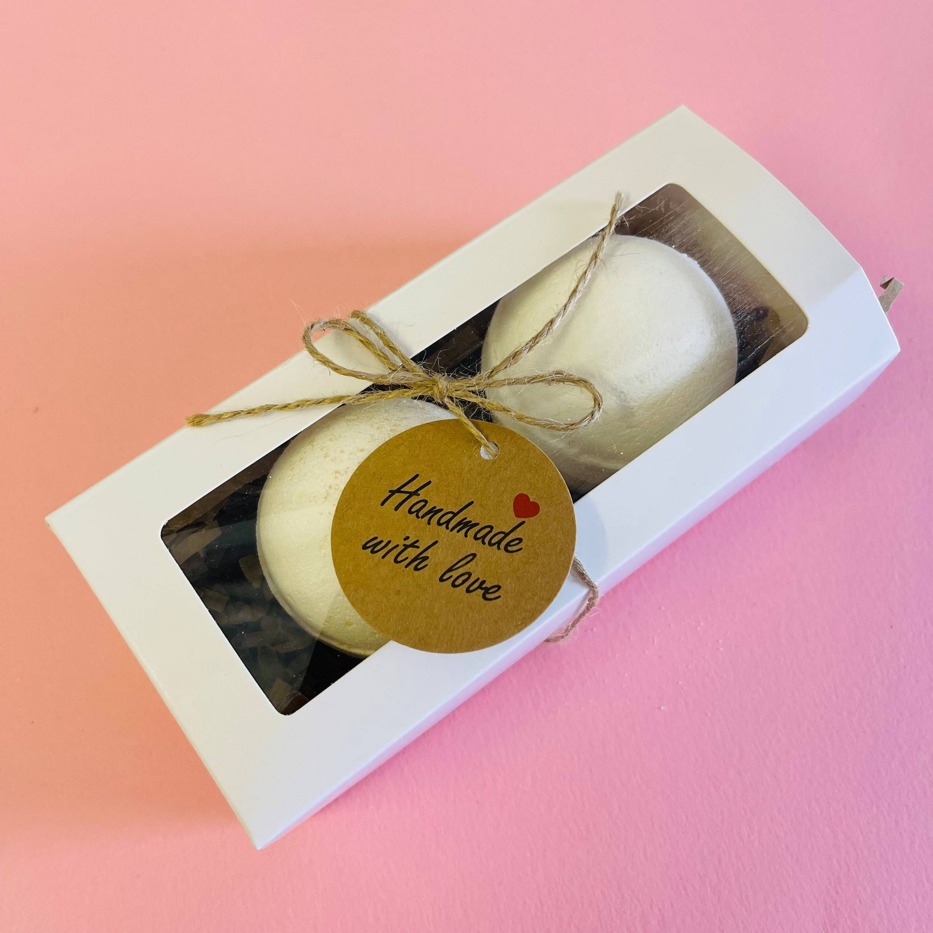 2 bath bombs in a gift box