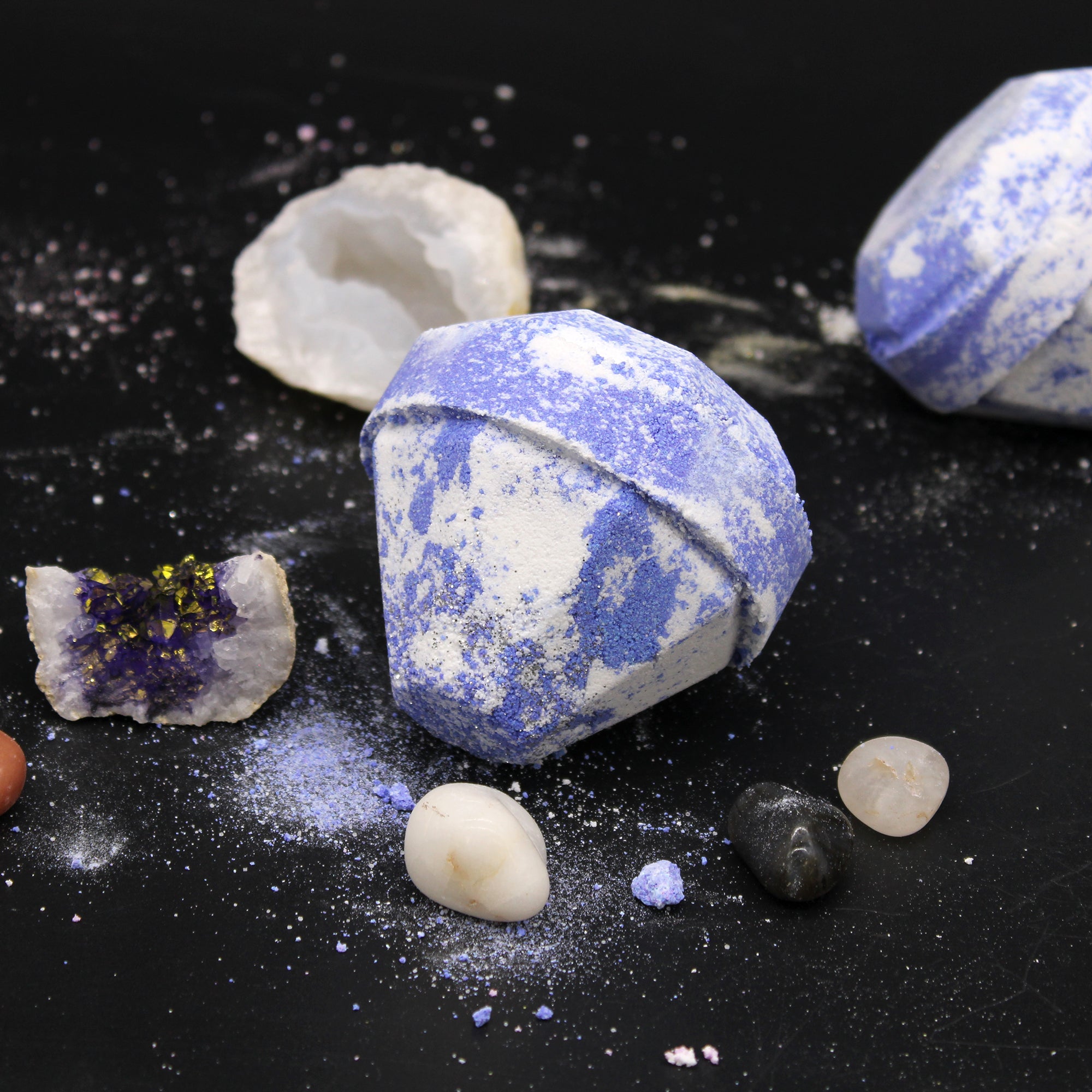 bath-bomb-whithe-blue-gemstone